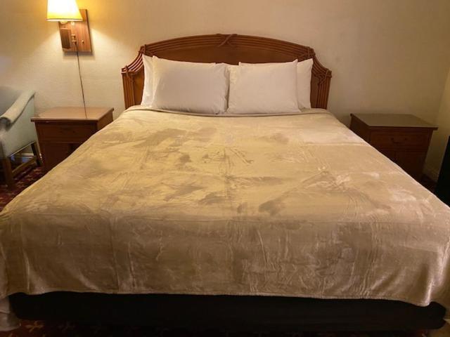 موتيل Howard Johnson By Wyndham أزوسا المظهر الخارجي الصورة
